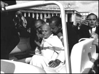 Papa João Paulo 2º cai após ser atingido por tiros na praça de São Pedro, em 1981