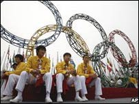 Atletas chineses na entrada da Vila Olímpica