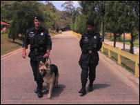 Guardas municipais fazem patrulha com cães em Guarulhos (Foto: Alessandra Corrêa)