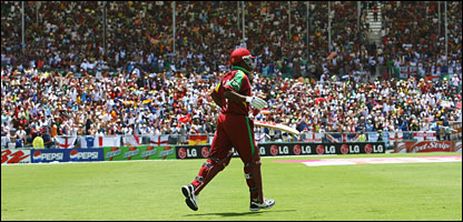 Pic by Getty Images, Lara takes the field to a standing ovation