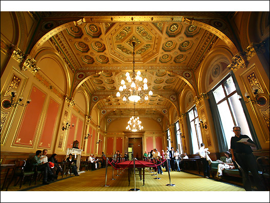 金碧辉煌的Locarno会议厅一度被当作储藏室，20年前才被重新修复到昔日的辉煌风貌。