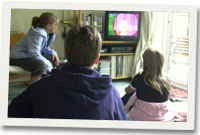 Pobl yn gwylio teledu