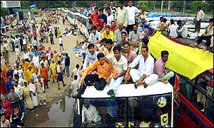 तीर्थयात्रियों के जत्थे