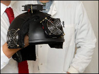 Capacete criado pelo médico Gordon Dougal