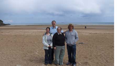 Hywel efo criw yn y Benllech.
