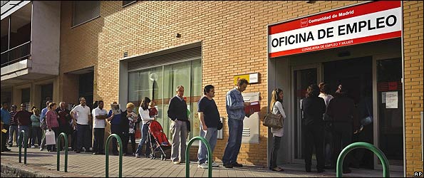 Queue at job centre in Madrid, 28 May 10