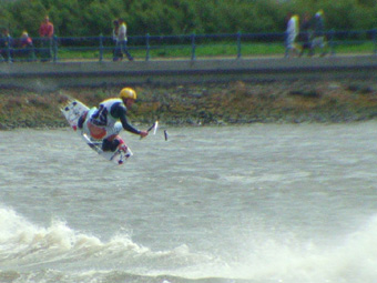 James Young yn sgilfyrddio ym Mhwllheli. Gan Fran Games