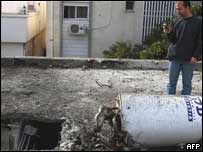 Estrago causado por ataque de foguete disparado do Líbano contra Israel