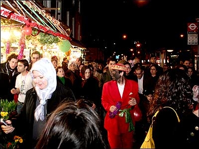 حاجی فیروز میان جمعیت