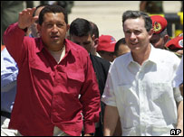 Os presidentes Álvaro Uribe e Hugo Chávez em foto de arquivo