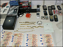 Material apreendido com quadrilha brasileira (Foto: Polícia Nacional espanhola)