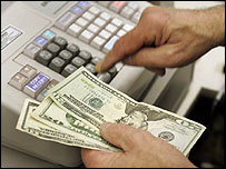 صندوقدار دلارها را جابجا می کند