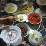 品尝当地传统食物