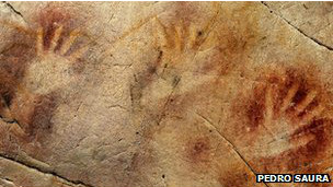 Изображения рук на стене пещеры