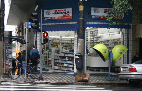 Tiệm thuốc góc đường Ho 