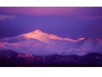 Y wawr yn torri dros yr Wyddfa (Dave Newbould)