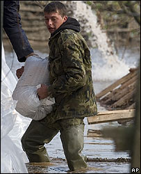 سرباز رومانيايی سد سيل درست می کند