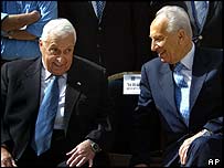 Ariel Sharon (esquerda) e Shimon Peres