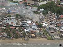 Nias Adası'nda yıkılan evler