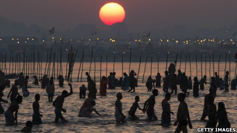 印度安拉阿巴德印度教信眾趁大壺節在恆河中沐浴（9/2/2013）