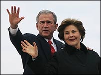 بوش له خپلې مېرمنې لورا بوش سره