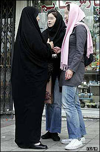 يکی از ماموران در حال صحبت با دو دوختر جوان