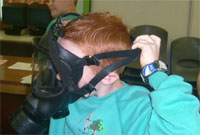 Plentyn yn gwisgo masg nwy