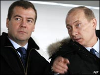 Ông Dimitry Medvedev và ông Vladimir Putin