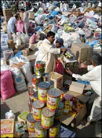 زلزلے کے بعد امدادی سامان اکٹھا کیا جا رہا ہے