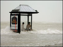 Key West'te bir otobüs durağında bekleyenler