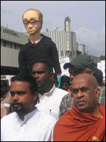 Elle Gunawansa thero (R) and Wimal Weearawansa leading a PNM protest in Colombo