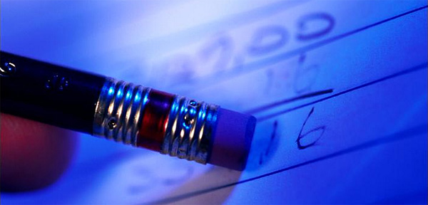 Lápiz borrando un número