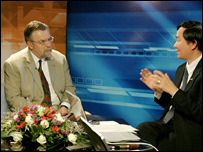 Các ông Michael Marine và Nguyễn Anh Tuấn-ảnh của VietnamNet