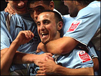 考文垂队员庆祝胜利