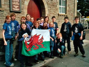 Y criw wedi ymgynnull o flaen Capel y Tabernacl - man cychwyn a gorffen y daith.