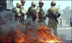 Násilností v Iráku přibývá - útokům čelí stále víc i Britové na jihu země