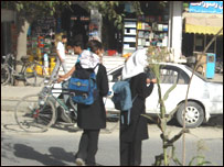 دوه د ښوونځی زده کوونکي د سړک څخه د تېرېدو پرمهال