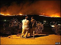Hai người đang nhìn lửa cháy ở Bonita, Sandiego