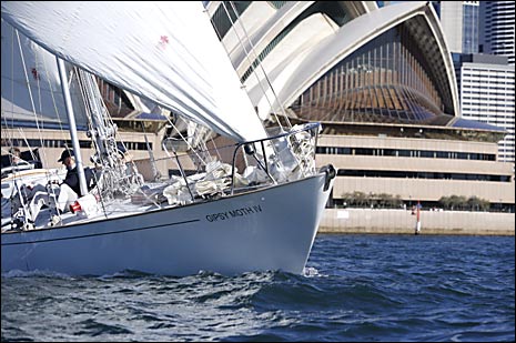 Gipsy Moth IV sailing into Sydney 