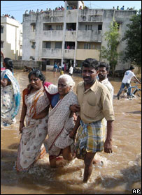 Mulher é levada para lugar mais seguro em Chennai