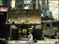 جوان فلسطينی در مقابل نيروهای اسرائيلی در نابلس