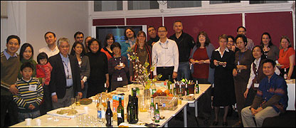 Chủ và khách làm một tấm kỷ niệm trước khi 'đụng đũa'