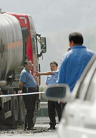 有網友「人肉搜索」後發現這名官員與陝西省安監局局長楊達才高度接近