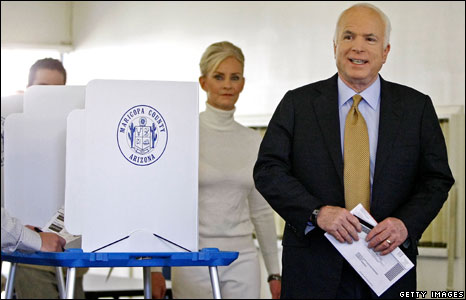 Vợ chồng ông McCain bỏ phiếu ở Phoenix