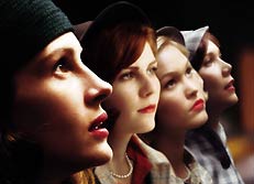 Julia Roberts, Maggie Gyllenhaal, Kirsten Dunst and Julia Stiles in Mona Lisa Smile