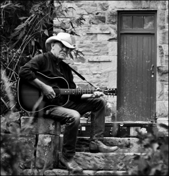 Man with a guitar 352