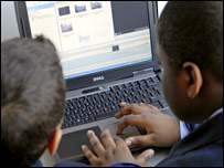 学生使用手提电脑