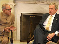 जॉर्ज बुश और प्रणव मुखर्जी 