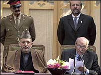 Hamid Karzai ve Zahir Şah yeni Afgan anayasasını açıklıyor