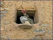 سرباز آمريکايی در حال خروج از پنجره يک مدرسه، در جنوب افغانستان (عکس از آرشيو)